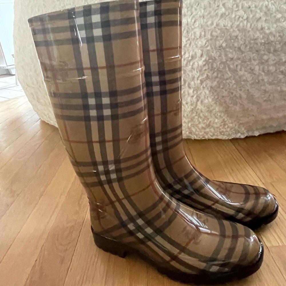 Women’s Authentic Burberry Rain Boots LIKE NEW